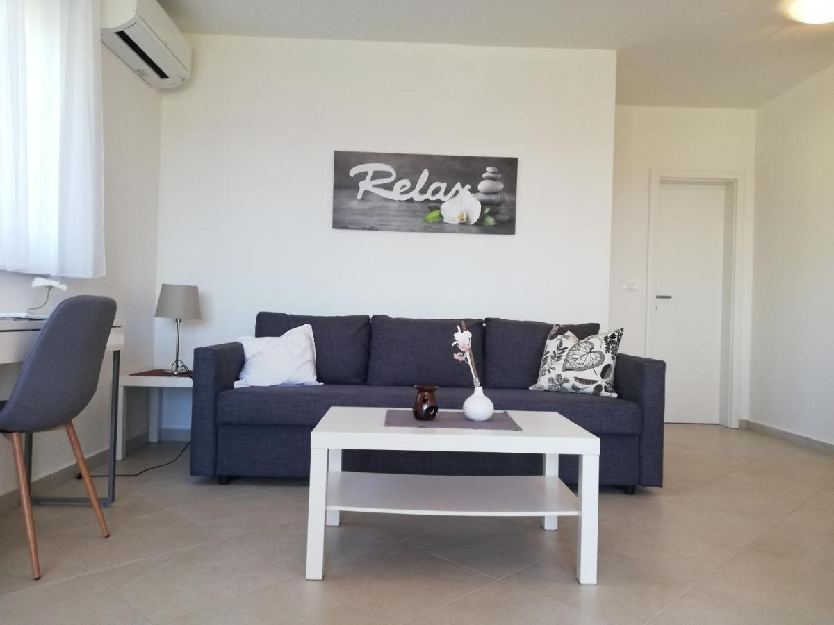 Apartments Oleander Lovrecica-Residence With Pool מראה חיצוני תמונה