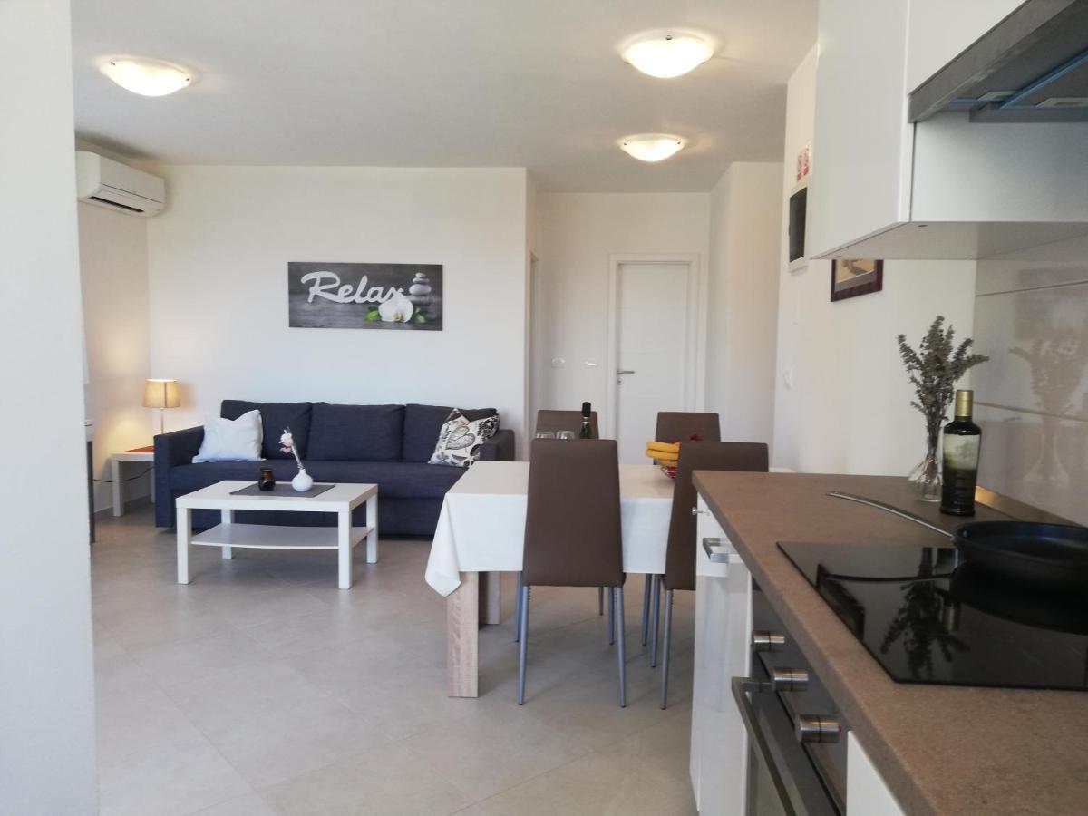 Apartments Oleander Lovrecica-Residence With Pool מראה חיצוני תמונה