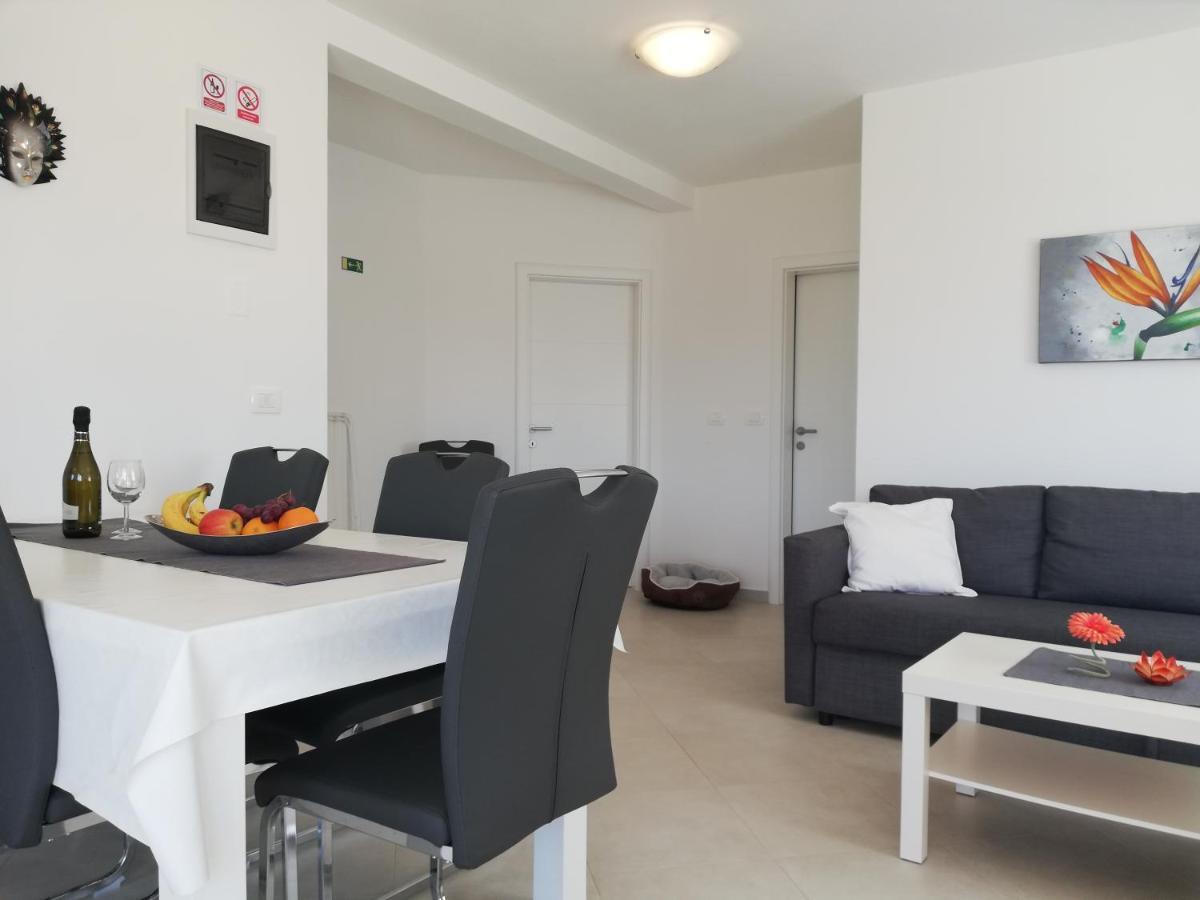 Apartments Oleander Lovrecica-Residence With Pool מראה חיצוני תמונה