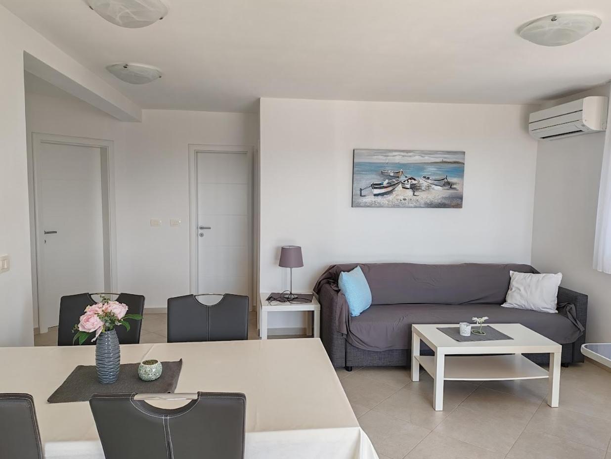 Apartments Oleander Lovrecica-Residence With Pool מראה חיצוני תמונה