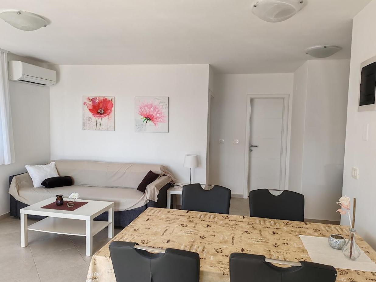 Apartments Oleander Lovrecica-Residence With Pool מראה חיצוני תמונה
